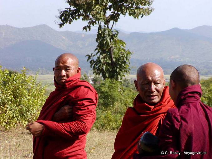 Vecchie monaci birmani in rosso rubino, lago Inle - Myanmar (Birmania)