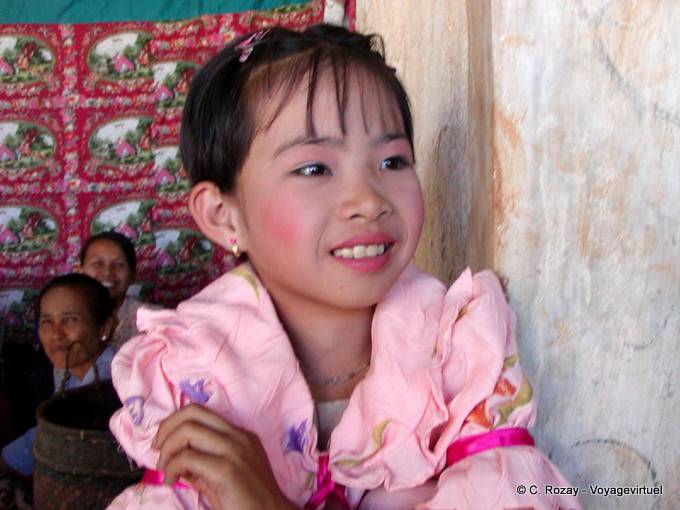 Sorriso ragazza birmana in abito rosa, lago Inle - Myanmar (Birmania)