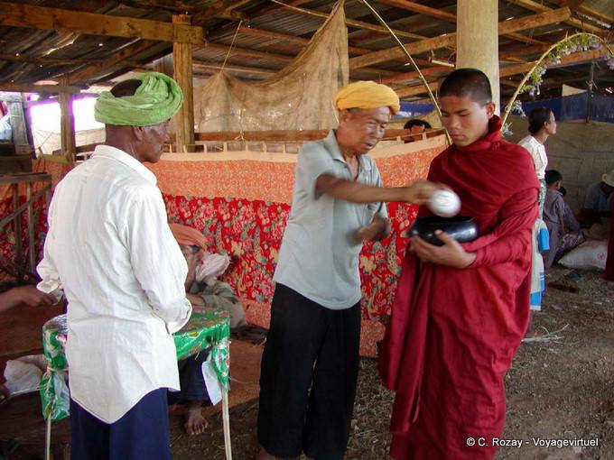 Offerta di riso nei pressi del tempio di Khaung Daing, lago Inle - Myanmar (Birmania)