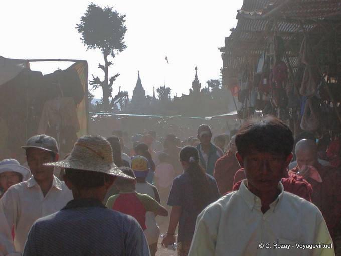 Dusty atmosfera durante il mercato Khaung Daing, lago Inle - Myanmar (Birmania)