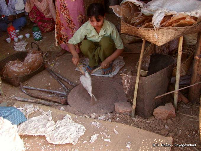 Preparazione tortini sulla sabbia, mercato Khaung Daing, lago Inle - Myanmar (Birmania)
