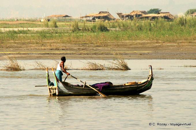 Passando remi, fiume Ayerwayadi, Mandalay - Myanmar (Birmania)