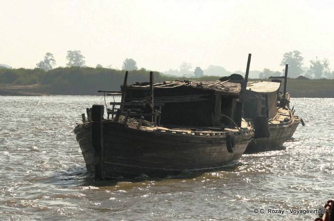 Chiatta di legno locale, Ayerwayadi, Mandalay - Myanmar (Birmania)
