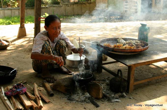 Cucina all'aperto, Mingun, Mandalay - Myanmar (Birmania)