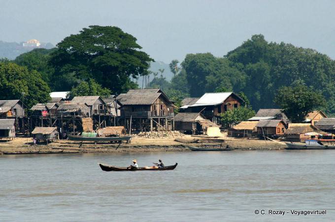 Villaggio di pescatori vicino a Mingun, Mandalay - Myanmar (Birmania)