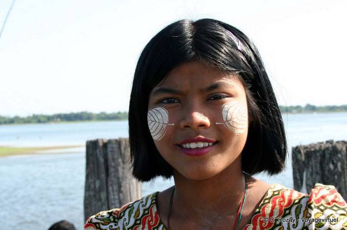 La ragazza in forma di foglio thanaka su U Bein Bridge, Mandalay - Myanmar (Birmania)