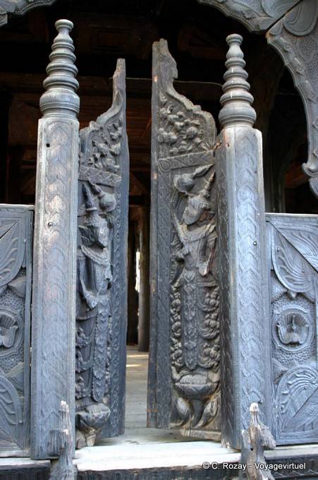 Porta battente intagliato, monastero Bagaya Kyaung, Inwa, Mandalay - Myanmar (Birmania)