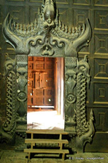 Architettura d'interni del monastero Bagaya Kyaung, Inwa, Mandalay - Myanmar (Birmania)