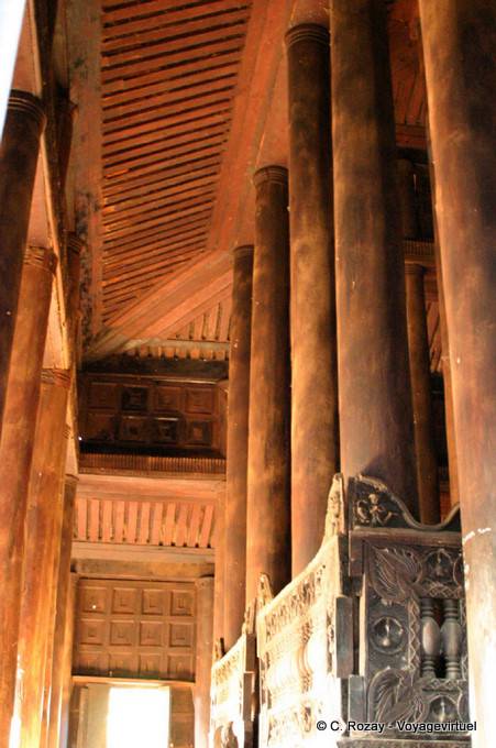 Mandalay, colonne di legno monastero Bagaya Kyaung, Inwa - Myanmar (Birmania)