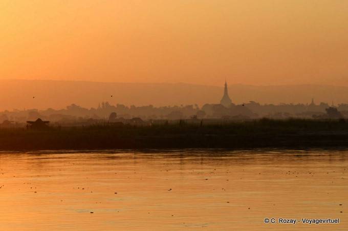 Il fiume d'oro al mattino presto, Mandalay - Myanmar (Birmania)