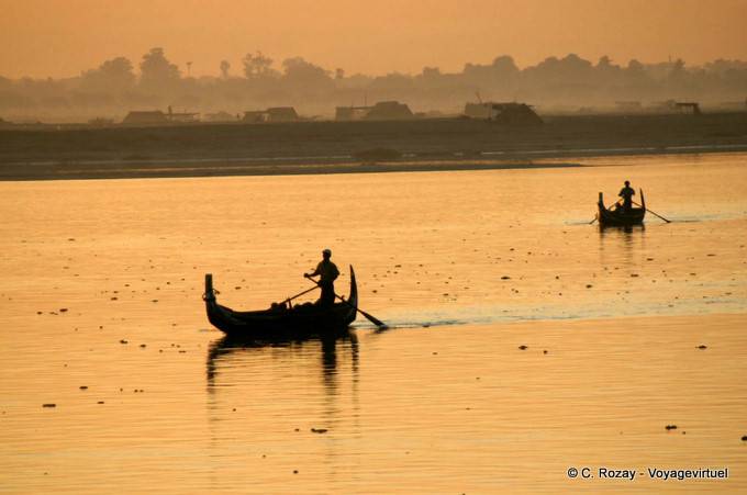 Barche all'alba su Ayeyarwady, Mandalay - Myanmar (Birmania)