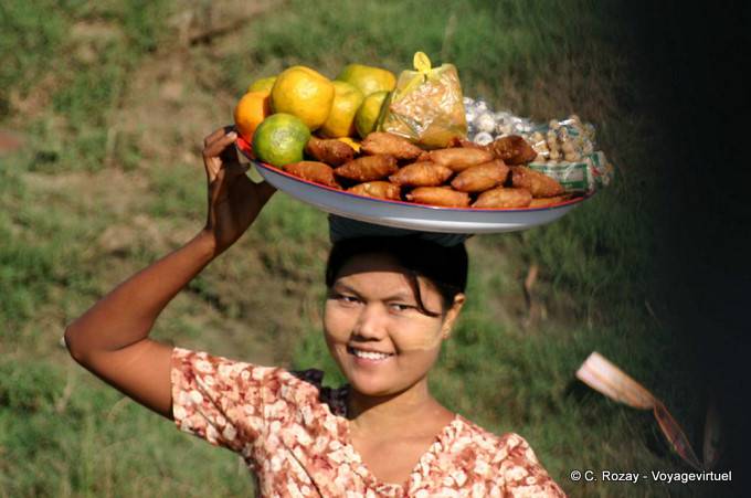 Venditore di frutta durante una sosta, Mandalay - Myanmar (Birmania)