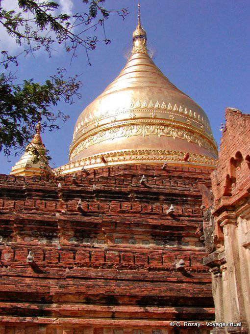 Mahamuni Pagoda, che si affaccia sul stupa dorato, Mandalay - Myanmar (Birmania)