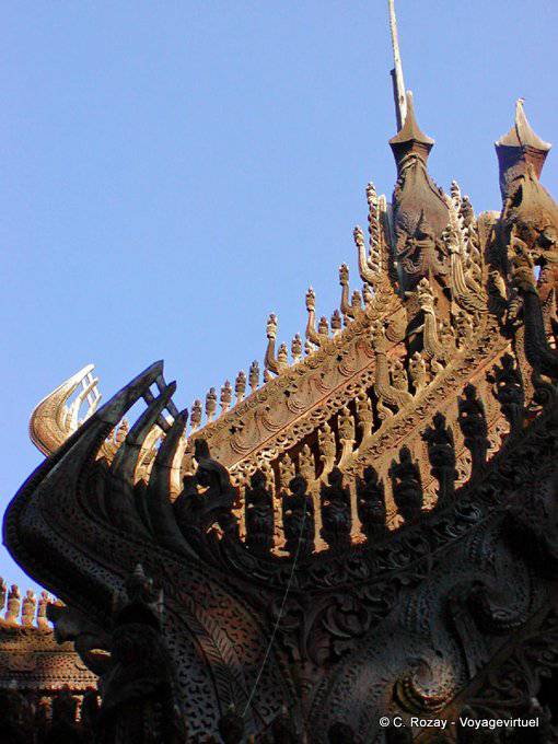 Dettaglio tetto intagliato con motivi mitici, Schwenandaw seno-Taung, Mandalay - Myanmar (Birmania)