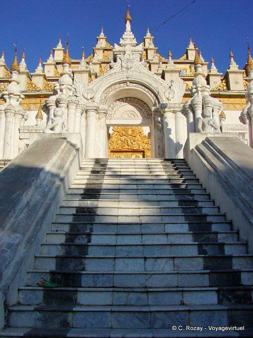 Scale per entrare nella Pagoda Kuthodaw, Mandalay - Myanmar (Birmania)