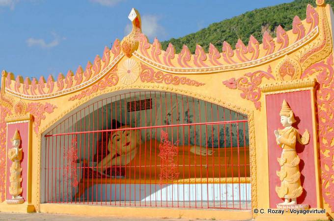 Shwe Oo Min Pagoda, Buddha sdraiato dietro i cancelli, Pindaya - Myanmar (Birmania)