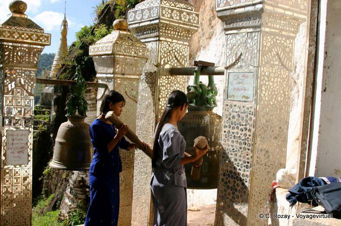 Colpite la campana sul sito Pindaya - Myanmar (Birmania)