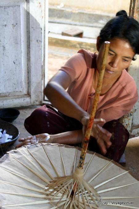 Controllo della qualità dell'ombrello, Pindaya Donna - Myanmar (Birmania)