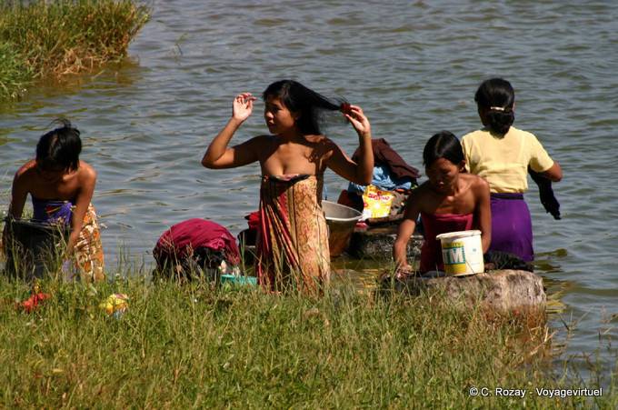 Donne birmane balneazione, Pindaya - Myanmar (Birmania)