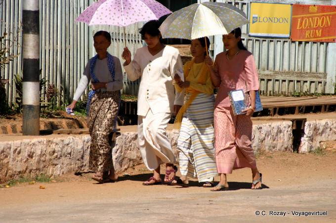 Le donne a piedi sotto il sole, Pindaya - Myanmar (Birmania)