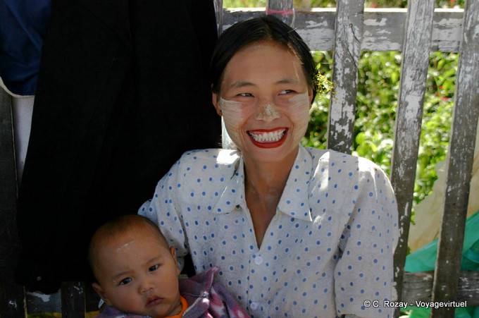 Il sorriso del cuscinetto thanaka birmano e del bambino, Pindaya - Myanmar (Birmania)