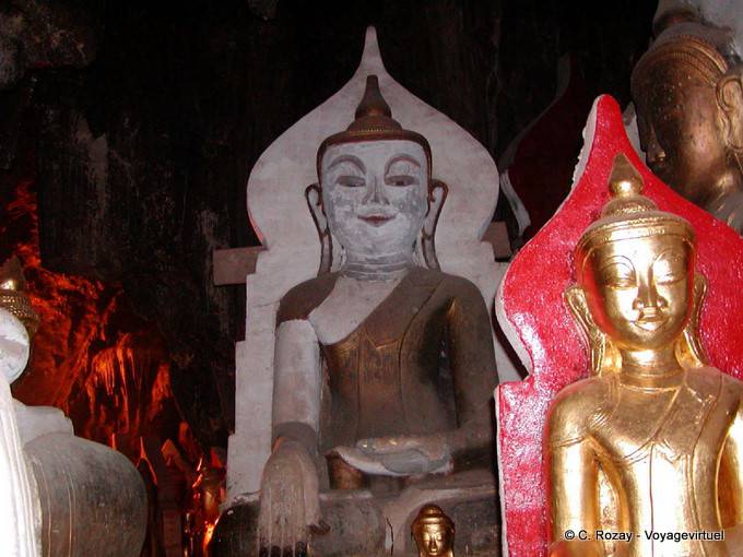 Mudra prendendo terra a testimoniare, Buddha seduto, Pindaya - Myanmar (Birmania)