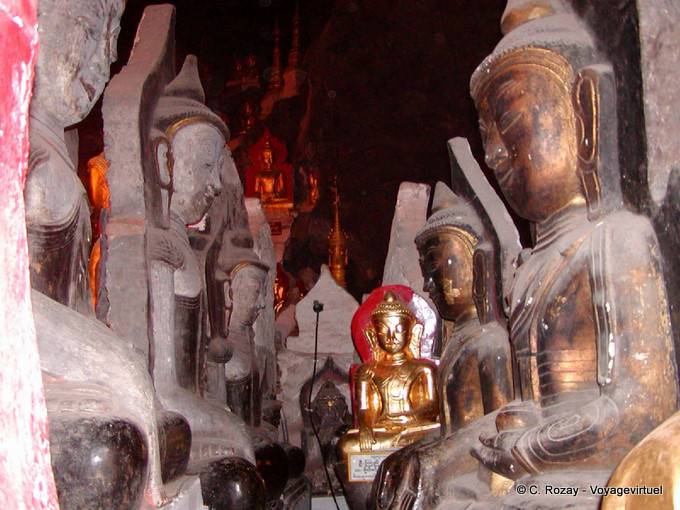 Doppia fila di Buddha faccia a faccia Schwe Umin Cave (Golden Cave), Pindaya - Myanmar (Birmania)