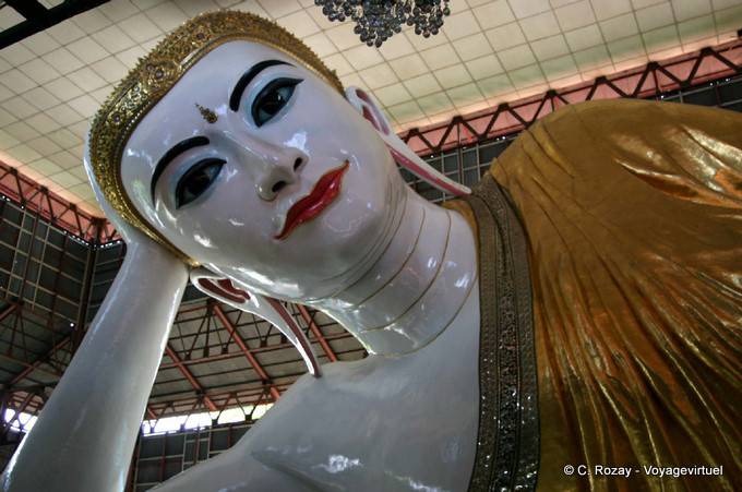 Reclining vista frontale Buddha, Kyaukhtatgyi pagoda, Yangon - Myanmar (Birmania)