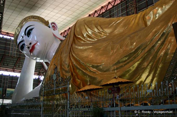 Buddha sdraiato nella Pagoda Kyaukhtatgyi, Yangon - Myanmar (Birmania)