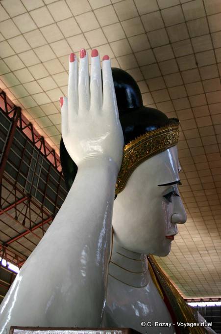 Testa di Buddha sdraiato al Pagoda Kyaukhtatgyi, Yangon - Myanmar (Birmania)