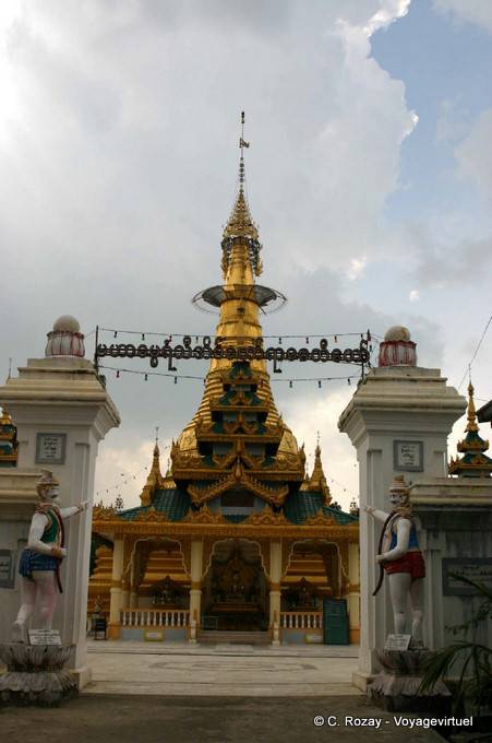 Una voce nella Pagoda Botataung, Rangoon - Myanmar (Birmania)