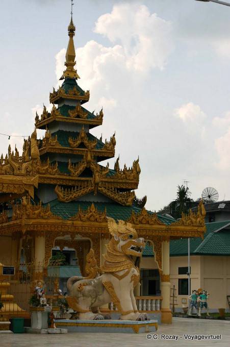 Rangoon all'interno della pagoda Botataung - Myanmar (Birmania)