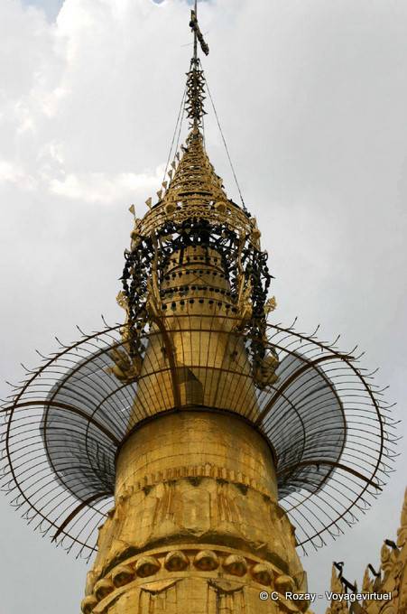 Close-up sulla parte superiore dello stupa Botataung Pagoda, Yangon - Myanmar (Birmania)
