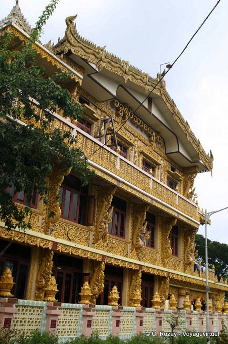 Facciata di un monastero ricco, Yangon - Myanmar (Birmania)