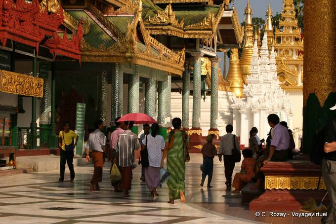 Passeggiata nella magnificenza della Pagoda Shwedagon, Rangoon - Myanmar (Birmania)