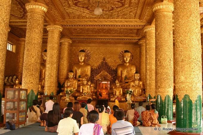 Preghiera in tazaung, Shwedagon Pagoda, Rangoon - Myanmar (Birmania)