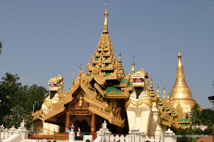 Due chintheis (leoni scolpiti) all'ingresso della Pagoda Shwedagon, Rangoon - Myanmar (Birmania)