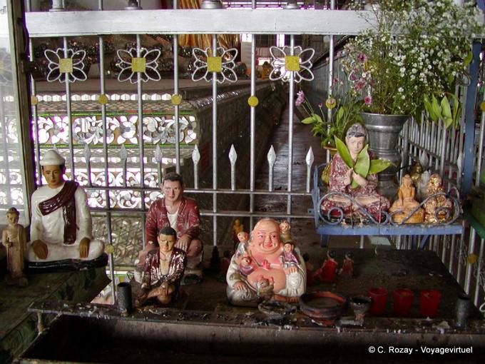 Piccolo altare con Nats Rangoon - Myanmar (Birmania)