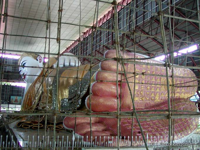 Il Buddha disteso visto dai piedi, Kyaukhtatgyi Pagoda, Rangoon - Myanmar (Birmania)