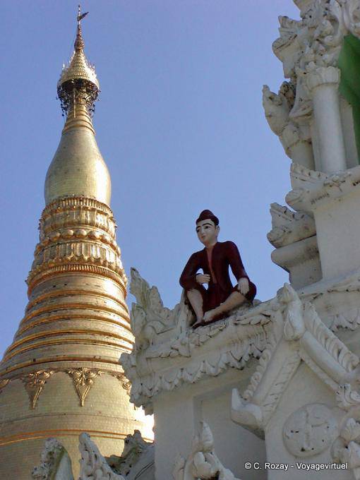 Umbrella (Hti) coronando la pagoda Naungdawgyi e la sua nat protettivo, Yangon - Myanmar (Birmania)