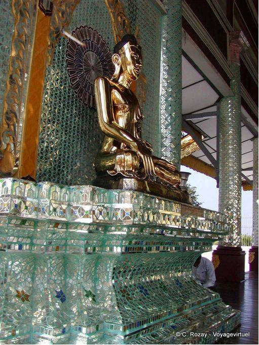 Buddha in un ambiente kitch moderno, Shwedagon Pagoda, Yangon - Myanmar (Birmania)