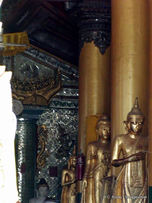 Colonne e in piedi Buddha in un tempio di Shwedagon Pagoda, Yangon - Myanmar (Birmania)