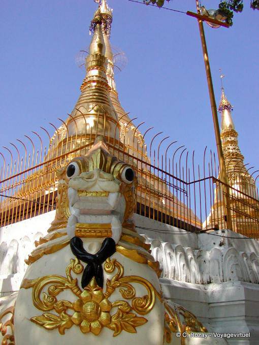 Mostro nell'allineamento di stupa, Shwedagon Pagoda, Rangoon - Myanmar (Birmania)