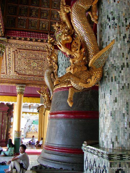 Animali fantastici intagliati e campana Maha Gantha, Shwedagon Pagoda, Rangoon - Myanmar (Birmania)