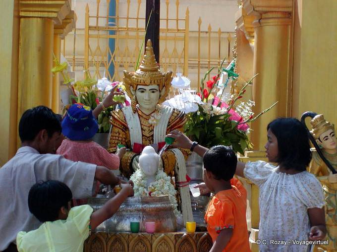 Devozione Famiglia, Shwedagon Pagoda, Rangoon - Myanmar (Birmania)