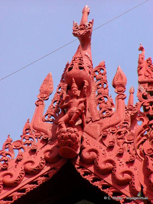 Dettaglio architettonico di sculture sul tetto della Pagoda Shwedagon, Yangon - Myanmar (Birmania)