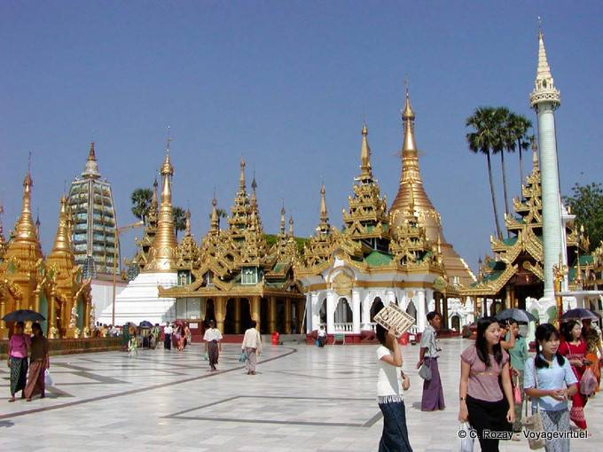 Di fronte al tempio di Mahabodhi, Shwedagon Pagoda, Rangoon - Myanmar (Birmania)