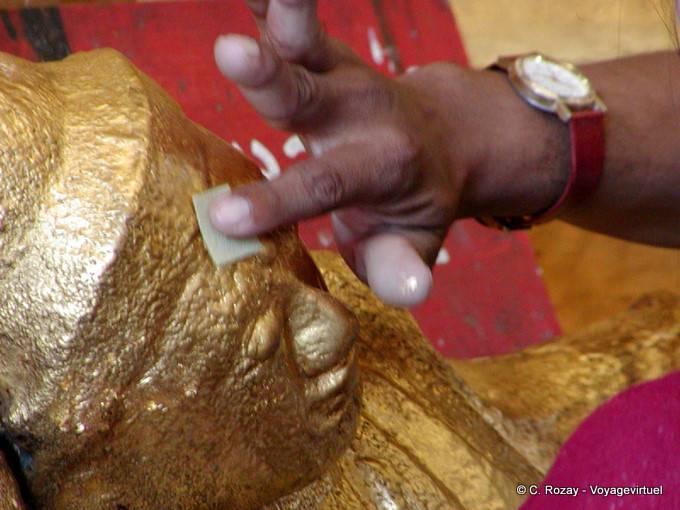 Foglia oro posto sulla testa di un Buddha, Rangoon - Myanmar (Birmania)