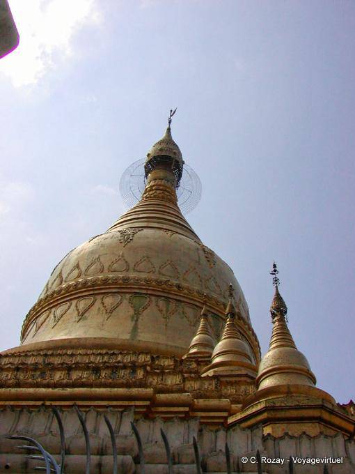 La parte superiore della stupa Mahawizaya Pagoda, Yangon - Myanmar (Birmania)