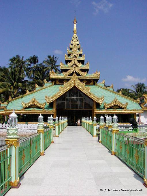 Pagoda all'angolo di Old Street e gyár Tawya Yay Tar Shay Street, Yangon - Myanmar (Birmania)